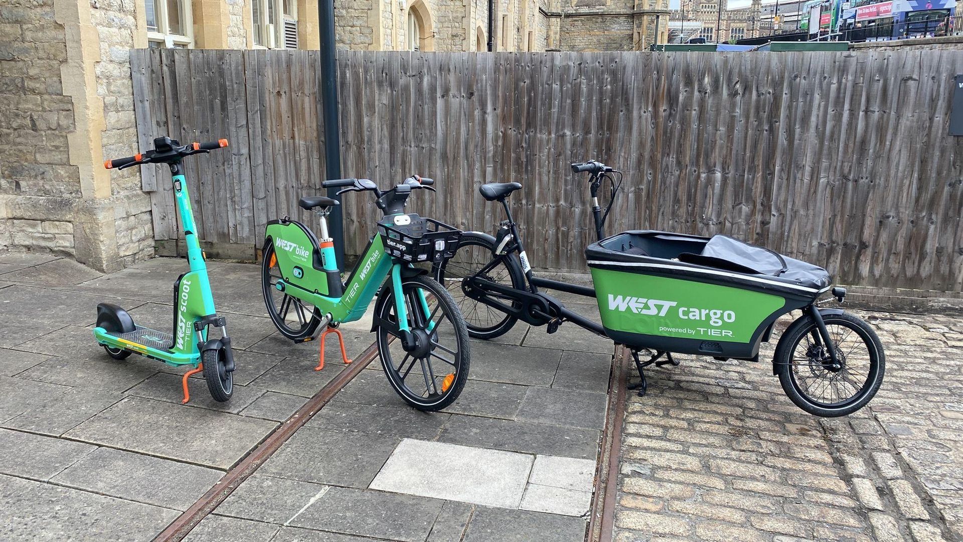 Tier vélo cargo électrique trottinette