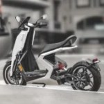 Dépouillé, atypique et performant, ce scooter électrique britannique sera bientôt dans nos rues