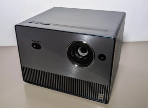 Le vidéoprojecteur avec sa façade brossée.