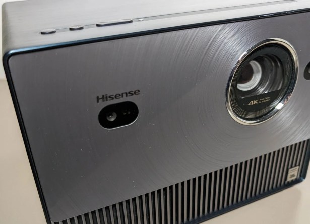 Le Hisense C1 avec ses capteurs en façade