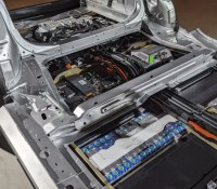 La plateforme STLA Medium du Peugeot E-3008, avec les cellules en premier plan // Source : Jean-Baptiste Passieux - Frandroid