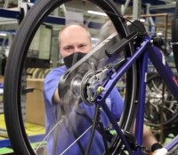 Un employé de l'usine vélo de Heerenveen // Source : Accell Group