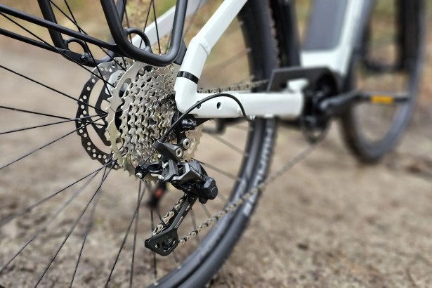 Un dérailleur Shimano Deore 10 vitesses sur l'Anytour X E+3. // Source : M. Lauraux pour Frandroid