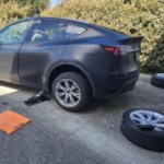 Une Tesla Model Y levée au cric, sans pads de levage // Source : Bob JOUY pour Frandroid