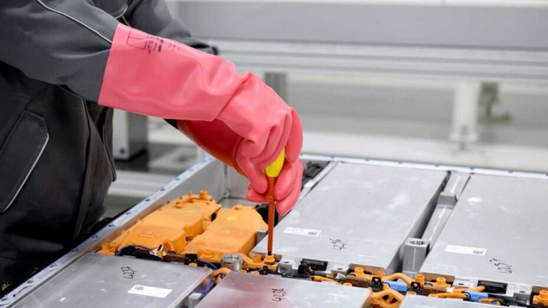 Les batteries des voitures électriques se recyclent très facilement : la preuve avec cette usine en Europe