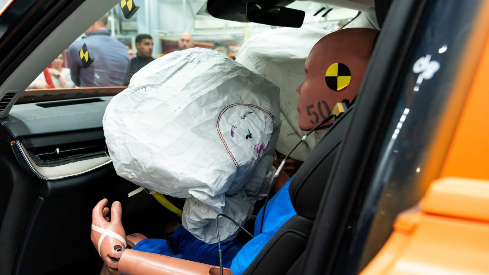 Pourquoi les voitures protègent moins bien les femmes que les hommes, et pourquoi ça va changer