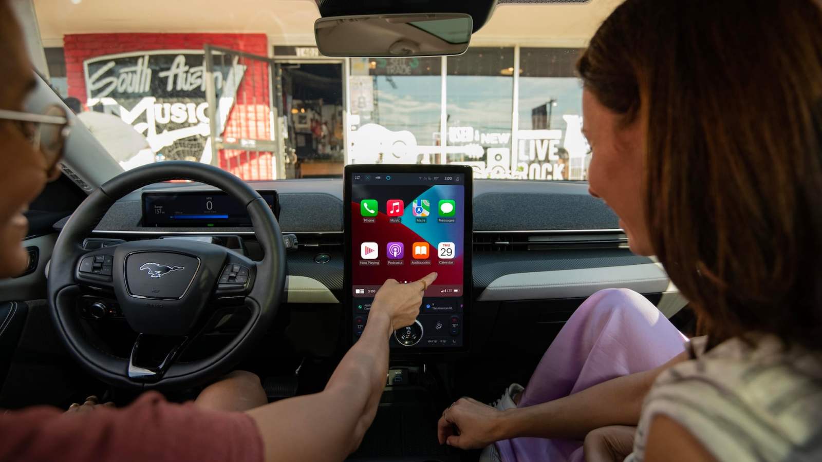 Pourquoi de plus en plus de voitures tournent le dos Ã  Apple et Google : la fin dâ€™une...