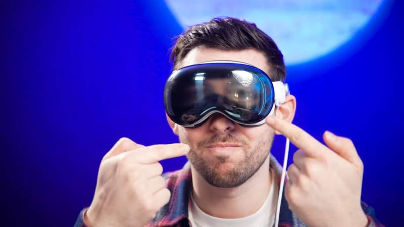 YouTube est disponible nativement sur le Vision Pro, ce qui change pour le casque d’Apple