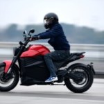 Cette nouvelle moto électrique affiche des performances incroyables à un prix imbattable