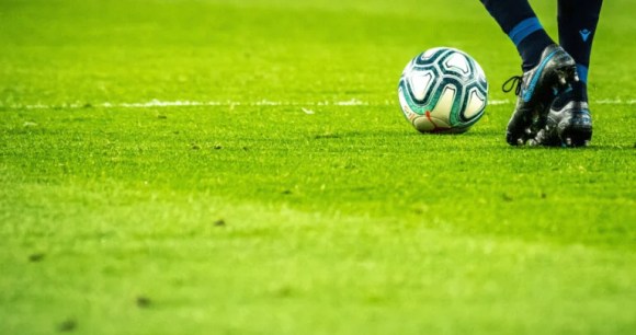 Apple TV+ pourrait diffuser un tournoi de Football prochainement // Source : Emilio Garcia - Unsplash