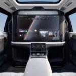 Cette voiture électrique à l’autonomie XXL intègre un gigantesque écran : mieux qu’un home-cinema