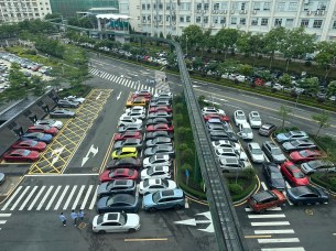 Le parking du siège reflète le parc automobile local.