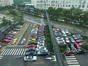 Le parking du siège reflète le parc automobile local.