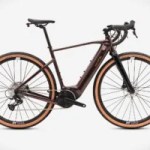 Decathlon dévoile son nouveau vélo électrique d’aventure, un gravel à l’autonomie XXL et au prix canon
