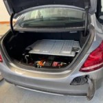 Une Mercedes-Benz Classe C hybride à la batterie défaillante // Source : EV Clinic