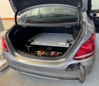 Une Mercedes-Benz Classe C hybride à la batterie défaillante // Source : EV Clinic