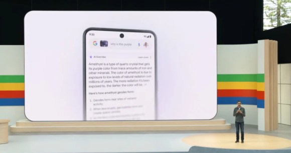 Sundar Pichai présentant AI Overview pendant la Google I/O 2024 // Source : Google