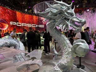 Porsche a construit un stand parfait pour exposer à Pékin.