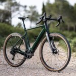 Voici les nouveaux vélos électriques d’aventure de Moustache, qui ciblent aussi les néophytes et les « petits budgets »