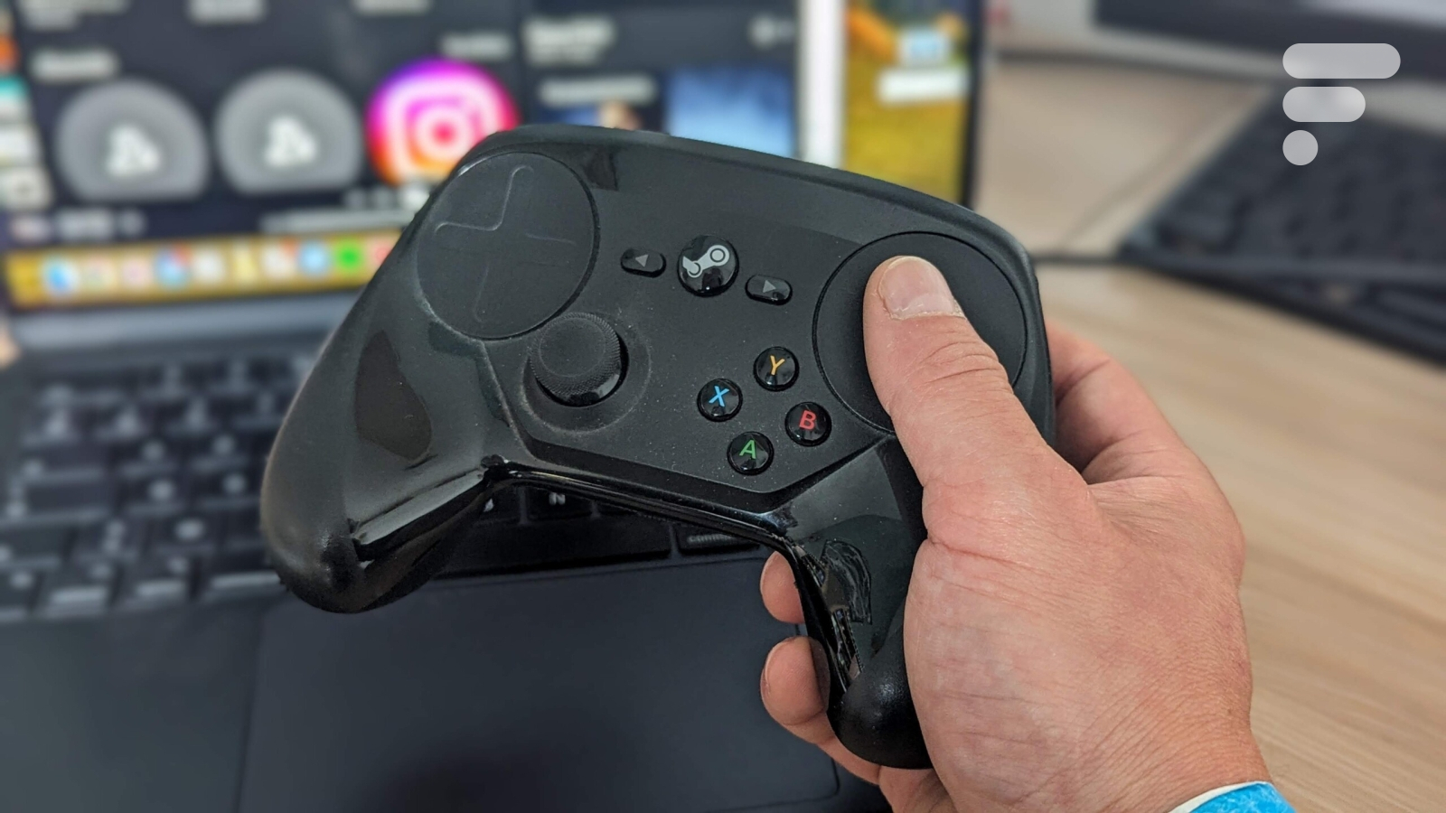 Steam Controller 2 : Valve préparerait une nouvelle manette avec des fonctionnalités...