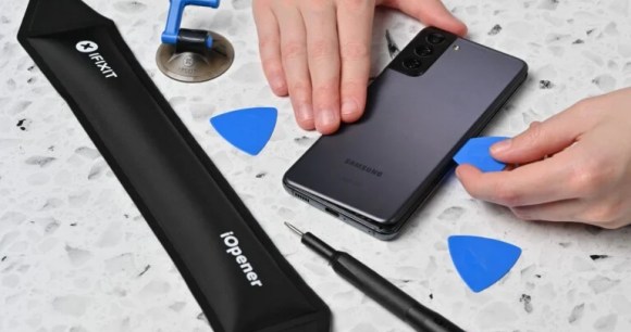 Un smartphone Samsung Galaxy en réparation // Source : iFixit