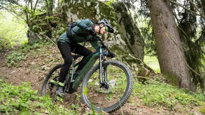 Decathlon brade l&rsquo;un de ses meilleurs VTT électriques avec 500&nbsp;€ de réduction et offre 175 euros en carte cadeau