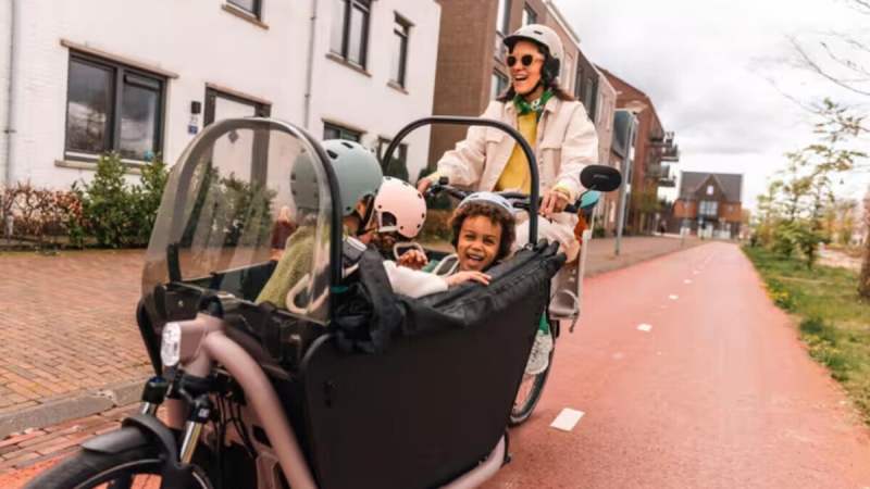 Decathlon fait -500&nbsp;€ sur son vélo cargo électrique familial pour transporter jusqu&rsquo;à 4 enfants sans efforts