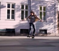 Alexis Chabat sur son skateboard électrique. // Source : Liquid Skateboard