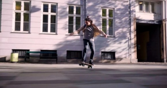 Alexis Chabat sur son skateboard électrique. // Source : Liquid Skateboard