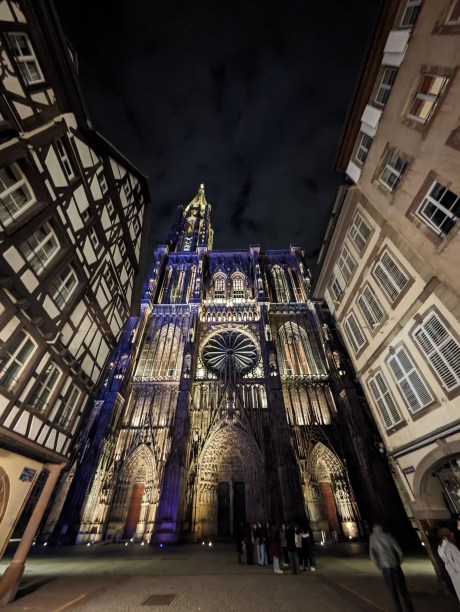 Pixel 7a : la cathédrale de Strasbourg de nuit