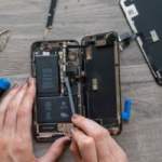 Un iPhone en cours de réparation // Source : iFixit