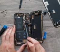 Un iPhone en cours de réparation // Source : iFixit