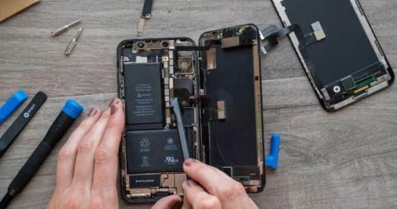 Un iPhone en cours de réparation // Source : iFixit