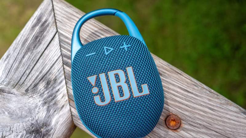 La JBL Clip 5, notée 9/10, chute à moitié prix sur Amazon : 34 € pour l’enceinte idéale de l’été