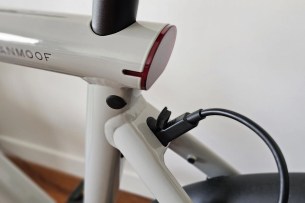 VanMoof S5 recharge prise (2)