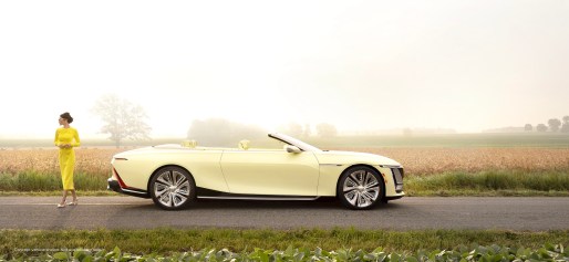 Side view of Cadillac SOLLEI concept vehicle in Manila Cream