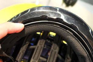 La partie rigide de cet autre casque est fixée par de petits rivets en plastique. // Source : M. Lauraux pour Frandroid