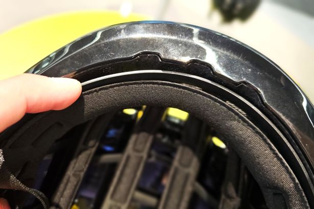 La partie rigide de cet autre casque est fixée par de petits rivets en plastique. // Source : M. Lauraux pour Frandroid