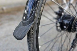 A l'arrière, même une bavette pour protéger les cyclistes qui nous suivent ! // Source : M. Lauraux pour Frandroid