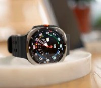 La Samsung Galaxy Watch Ultra et l'un de ses nouveaux cadrans // Source : Geoffroy Husson - Frandroid