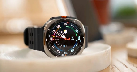 La Samsung Galaxy Watch Ultra et l'un de ses nouveaux cadrans // Source : Geoffroy Husson - Frandroid