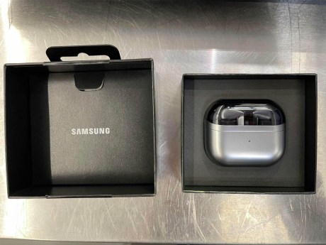 Etui Samsung Galaxy Buds 3 Pro // Source : AlexPaulBennett