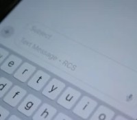 Le RCS est le nouveau standard qui doit remplace les SMS et les MMS // Source : Samuel Angor / Unsplash