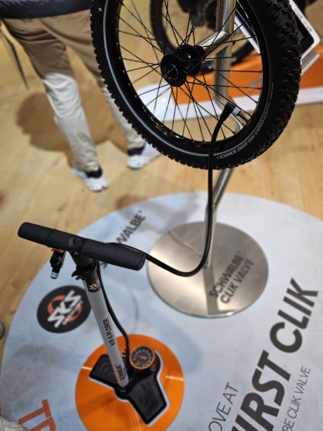 Schwalbe Clik Valve pompe vélo SKS