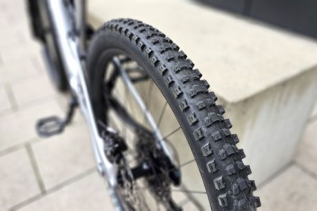 Vélo DJI Amflow pneus Maxxis Source : M. Lauraux pour Frandroid