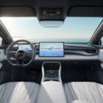 Voici à quoi ressemble l’intérieur de la nouvelle voiture électrique compacte du plus grand concurrent de Tesla