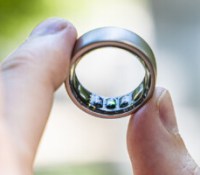 Autour des capteur optiques, le capteur d'activité électrodermale de l'Amazfit Helio Ring // Source : Chloé Pertuis - Frandroid Autour des capteur optiques, le capteur d'activité électrodermale de l'Amazfit Helio Ring // Source : Chloé Pertuis - Frandroid