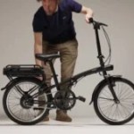 Decathlon baisse le prix de son vélo électrique pliable abordable, le BTWIN E Fold 100
