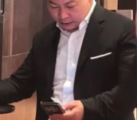 Richard Yu avec un smartphone Huawei inconnu // Source : Whylab