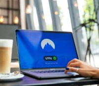 Peu de VPN peuvent se targuer de n'enregistrer aucun log d'activité. NordVPN en fait partie // Source : Petter Lagson via Unsplash